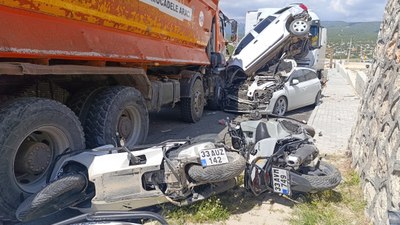 Mersin'de kontrolden çıkan kamyon, 16 araca çarptı