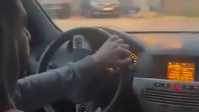 Bursa'da taksici, uygulama üzerinden çağırdığı aracın sürücüsünü polis noktasına götürdü