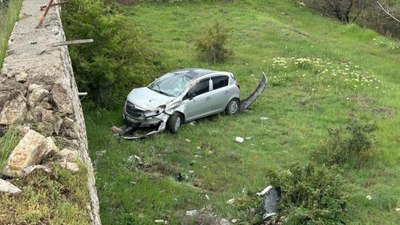 Malatya'da istinat duvarına çarpan otomobil, bahçeye düştü: 2 yaralı