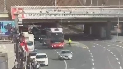 Polisin üzerine CHP parti aracını süren şoför: Yola devam etmemi vekiller söyledi