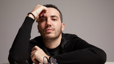 Arda Erel bizi hayat, aşk ve ülke üçgeninde baş başa bırakıyor: Aşklar ve Yalnızlıklar