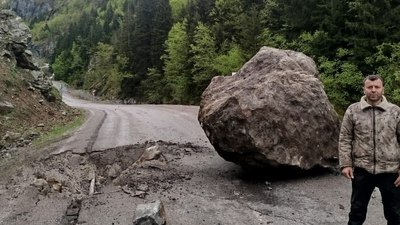 Gümüşhane'de yaylaya gidenler kayanın altında kalmaktan son anda kurtuldu