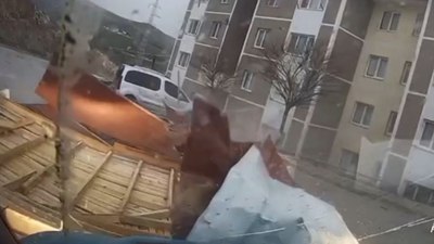 Bayburt'ta fırtınanın uçurduğu çatı, minibüse çarptı