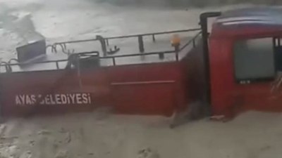 Ankara'da itfaiye aracı selde sürüklendi