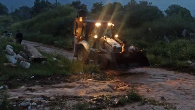 Aydın'da derede mahsur kalan vatandaşlar kurtarıldı