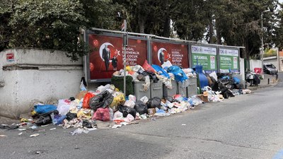 Beşiktaş'ta toplanmayan çöpler vatandaşları ve esnafı rahatsız ediyor