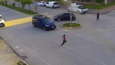 Adana'da yola fırlayan çocuğa ticari araç çarptı