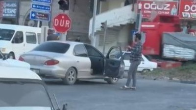 Yozgat'ta alkollü sürücü, aracından inip trafikte dans etti