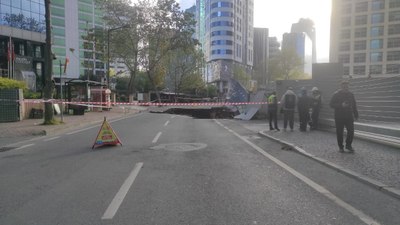 İstanbul Sarıyer'de yol çöktü