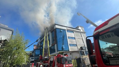 İstanbul'da tekstil fabrikasında çıkan yangına müdahale ediliyor