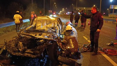 Bursa'da otomobil kamyonun altına girdi, sürücü ağır yaralandı