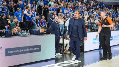 Ergin Ataman'dan şok sözler: Tribünlerle gerildi, sahayı terk etti