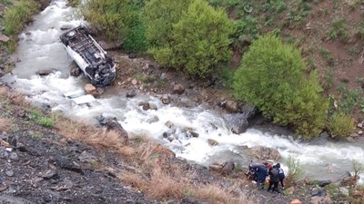Hakkari'de minibüs dereye devrildi: 2 ölü