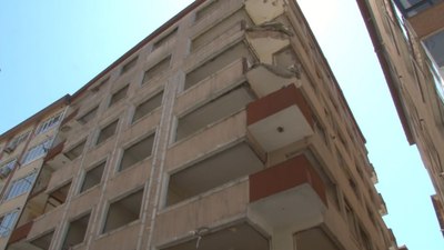 İstanbul'da boşaltılan binanın balkonu artçı depremde böyle yıkıldı