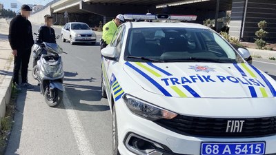 Aksaray'da 16 yaşında ehliyetsiz, plakasız ve kasksız motosiklete bindi