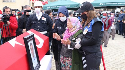 Şehit oğlunun yanına defnedildi