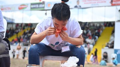 Antalya'da kadınlar en çok domatesi yemek için yarıştı