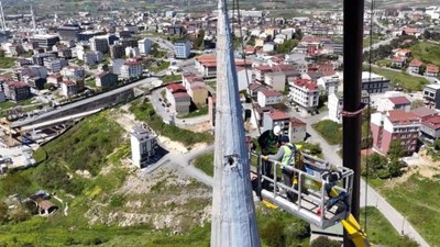 Arnavutköy'deki Sıddık Camii'nin depremle hasar gören minaresi söküldü