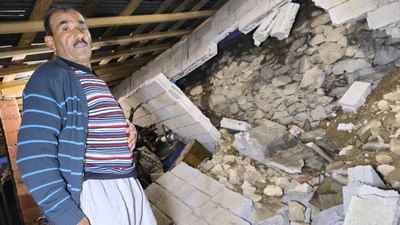 Erzurum'da kaya parçaları evin çatı katını yıktı