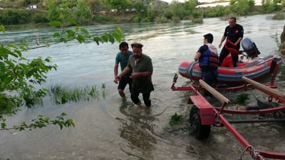 Antalya'da suların yükseldiğini fark etmeyince ırmaktaki adacıkta mahsur kaldılar