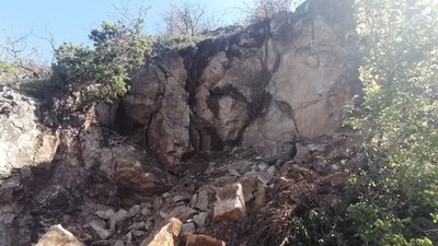 Amasya’da dağdan dev kaya parçaları koptu