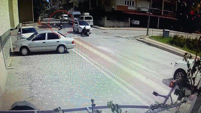 Antalya'da otomobilin çarptığı motosiklet sürücüsü, taklalar attı