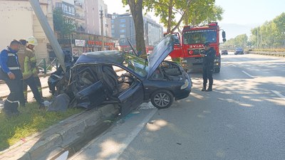 Bursa'da otomobil aydınlatma direğine çarptı