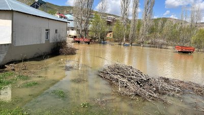 Bayburt'ta sağanak dereyi taşırdı: Köy su altında kaldı
