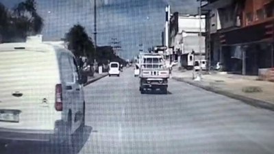 Adana'da hafif ticari araç yolun karşısına geçen kadına çarptı