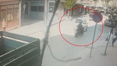 Bursa'da otomobille çarpışan motosikletin sürücüsü yaralandı