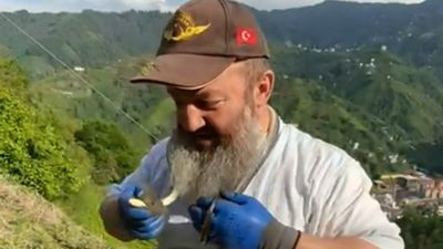 Rize'de tuttuğu yılanı kolye gibi boynuna doladı