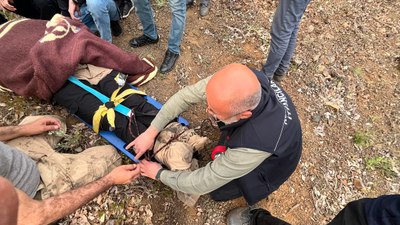 Elazığ'da uçurumdan düşen vatandaşı itfaiye ekipleri kurtardı