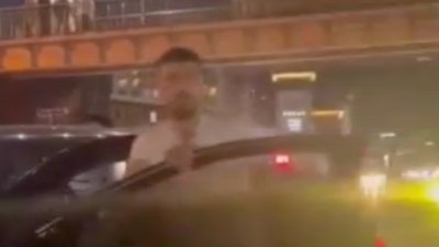 İstanbul'da trafikte tartıştığı sürücünün otomobiline saldırdı