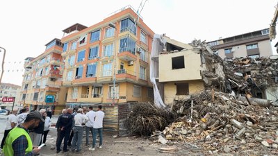 İstanbul'da riskli bina yıkıldı: Çevredeki 4 bina tahliye edildi