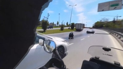 İstanbul'da yakıt dökülen yolda kaydı: Ölümden döndü
