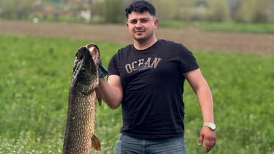 Tokat'ta tuttuğu 14 kiloluk turnayı bebek gibi kucağında salladı