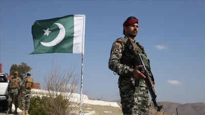 Pakistan'da askeri araca bombalı saldırı düzenlendi