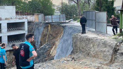 Gaziosmanpaşa'da inşaat çalışması sırasında yol çöktü
