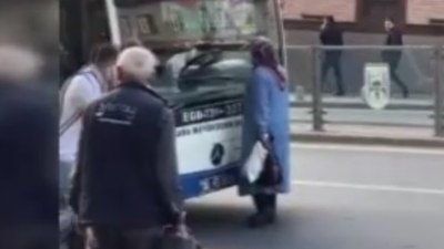 Ankara’da otobüse binmek isteyen kadın trafiği durdurdu