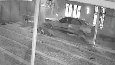 Kocaeli'de otomobilin camiye daldığı anların güvenlik kamerası ortaya çıktı
