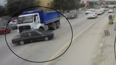 Hatay'da hafriyat kamyonu, otomobili oyuncak araba gibi önüne aldı