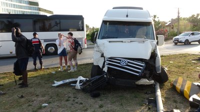 Antalya'da tur minibüsü kaza yaptı: 3'ü turist 4 yaralı