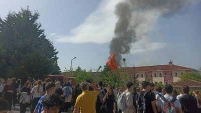 Kocaeli'de lise çatısında yangın
