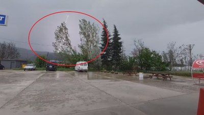 Amasya'da düşen yıldırım canlı yayında oyun oynayan gencin kamerasına yansıdı