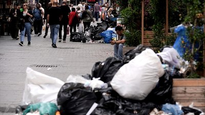 İzmir'de sokaklarda çöp dağları oluştu