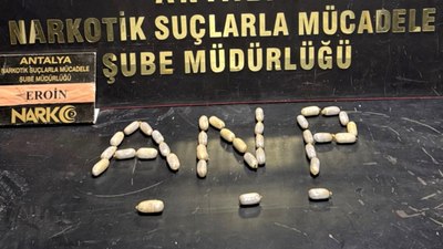 Antalya Havalimanı'nda yakalanan şüphelilerin 35 kapsül uyuşturucu yuttuğu belirlendi
