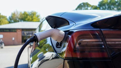 Almadan önce iki kere düşünün! İşte, arıza listesinin zirvesindeki 5 elektrikli ve hibrit otomobil