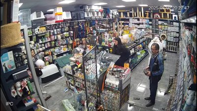 Eskişehir'de motosikletli sürücü petshop mağazasının camından içe
