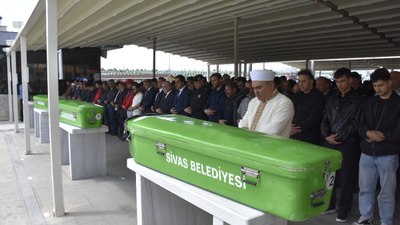 Sivas'ta boğazları kesilerek öldürülen kardeşler gözyaşlarıyla uğurlandı