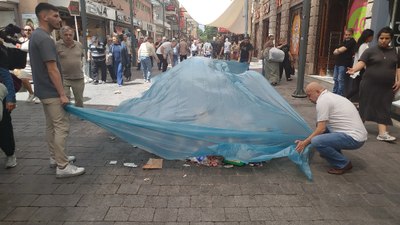 İzmir'in göbeğinde çöpten utanç manzarası: Esnaf çözümü üzerini kapatmakta buldu